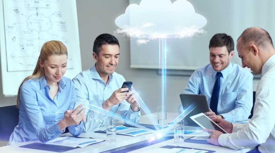 equipo de trabajo con infraestructura en la nube